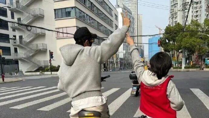 黄晓明已去交警部门接受处罚！道歉态度诚恳，网友却吵翻了