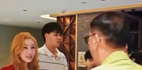 有网友晒出了偶遇许晋亨李嘉欣一家三口外出的视频

李嘉欣15岁的的儿子许建彤长高