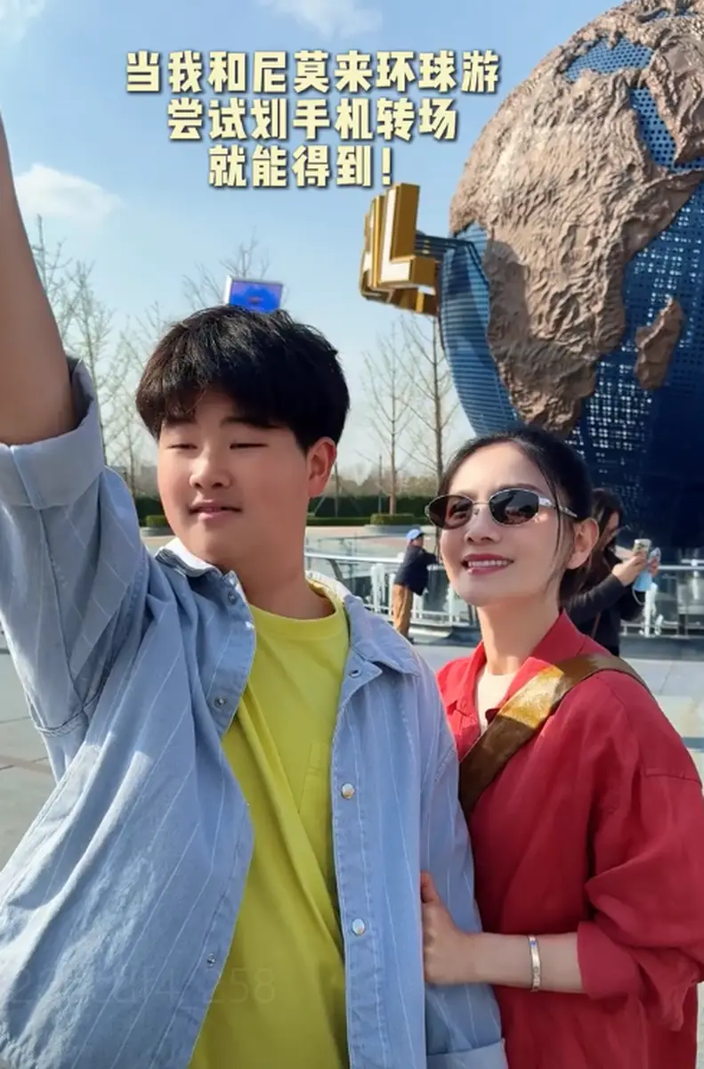 胡可带二儿子环球影城游玩 小鱼儿亲吻妈妈脸颊感情超好