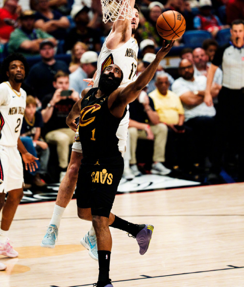 最后一个球体现出骑士要哈登最重要的原因

最后一个球 哈登拿球，对面选择夹击，哈