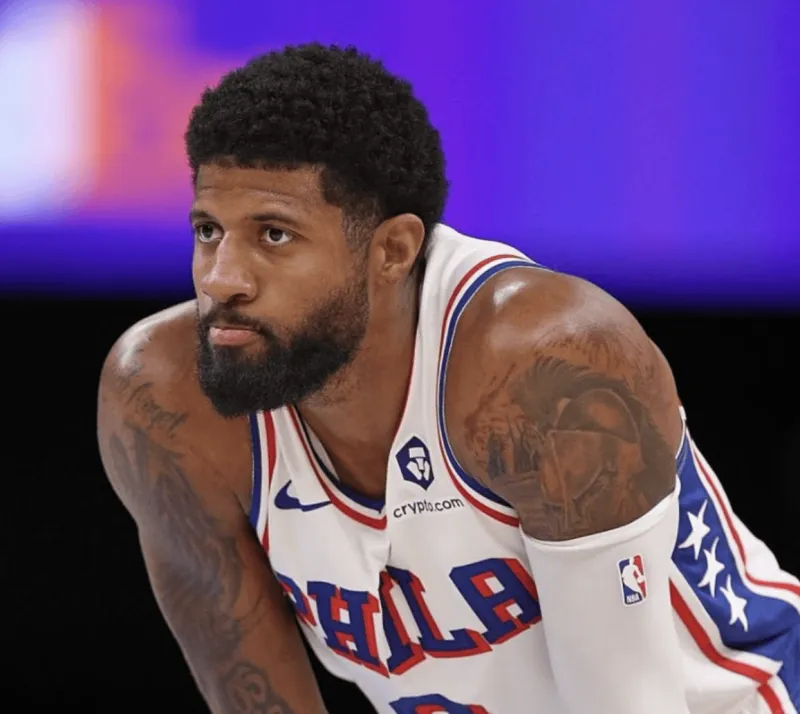 NBA常规赛76人客场对阵奇才的比赛已经结束。全场战罢，76人以153-131战