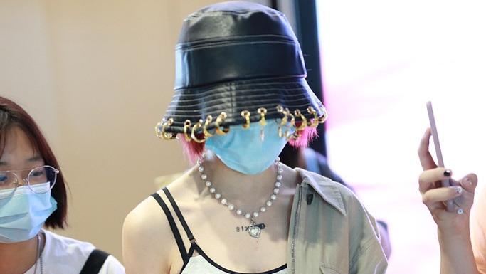 乃万发长文回应争议，乃万演唱会取消，我看乃万“媚男”事件