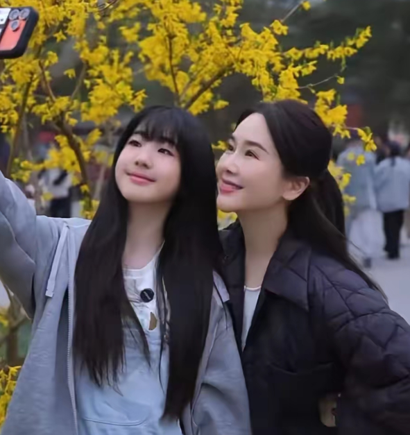 左小青母子出游母女同框画面太养眼了
照片中的左小青身穿黑色外套，内搭白色体恤，下