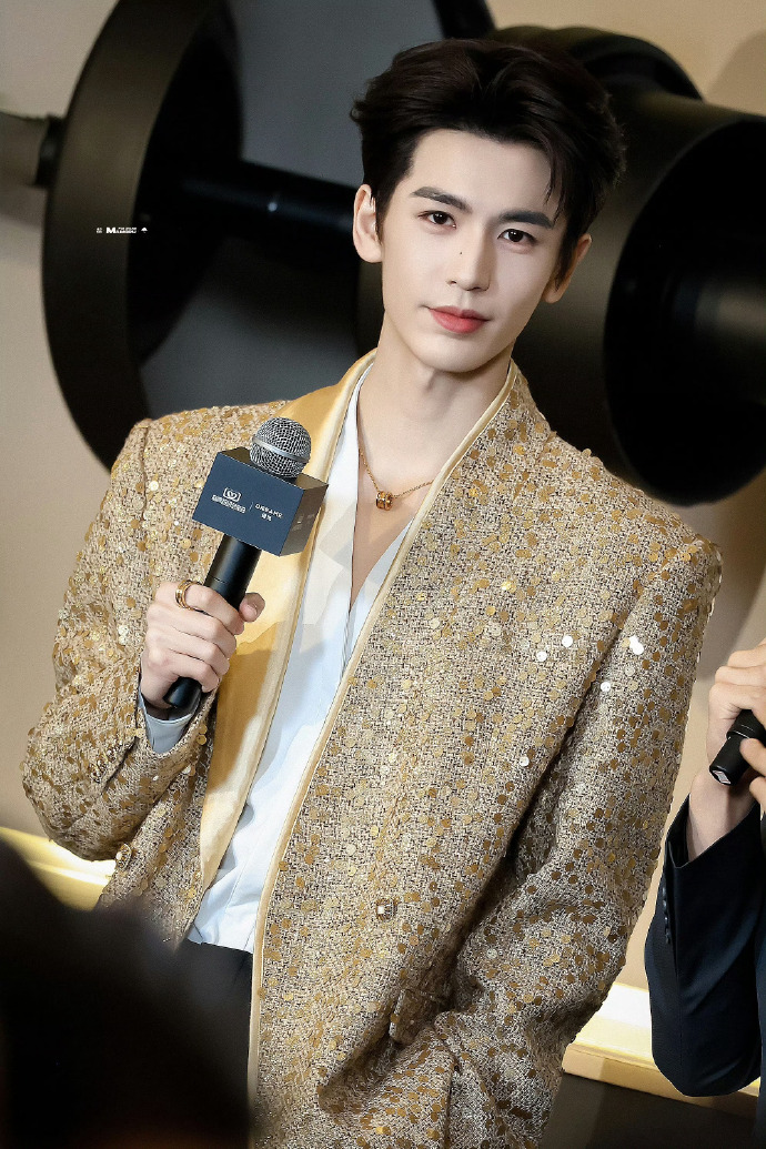 张凌赫苏州活动路透图
小表情太可爱了