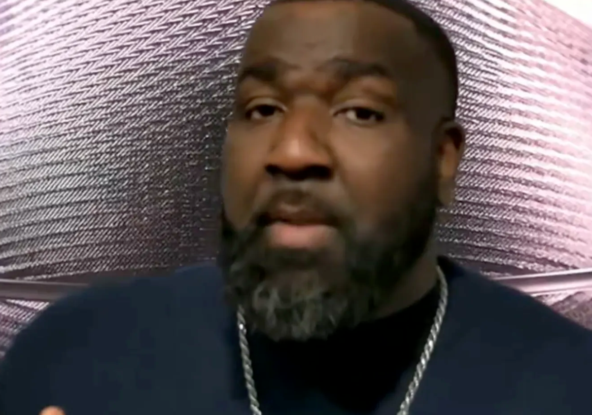 近日，评论员肯德里克-帕金斯在最新一期节目中表示，马刺主教练米奇-约翰逊是他心中