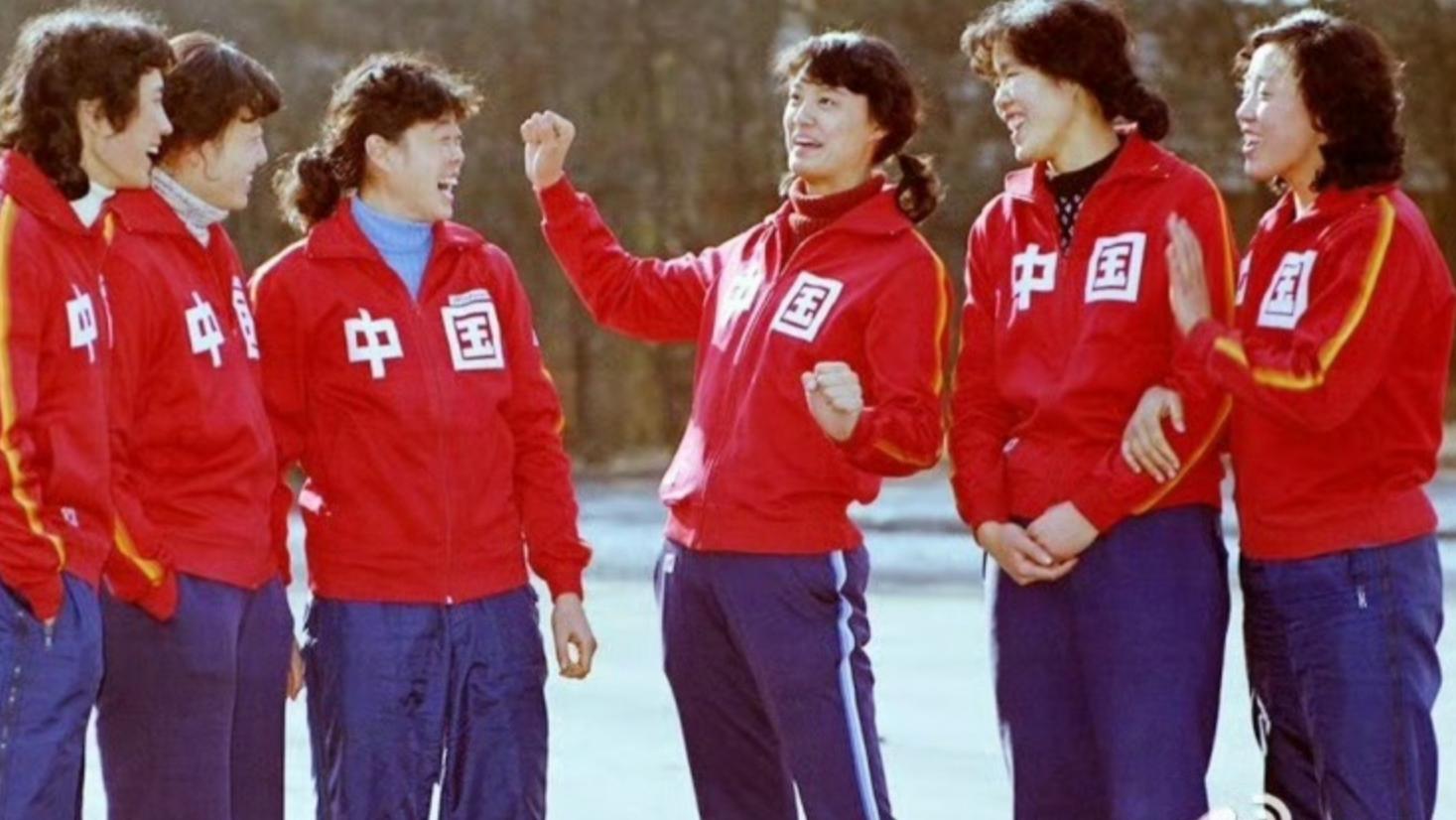 珍贵的中国女排6位姑娘的合影：郎平很温柔，周晓兰一看就性格好