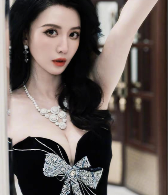 40多岁了还可以美得如此耀眼就问你服不服
演员、制片人张萌，近日出席一场时尚活动