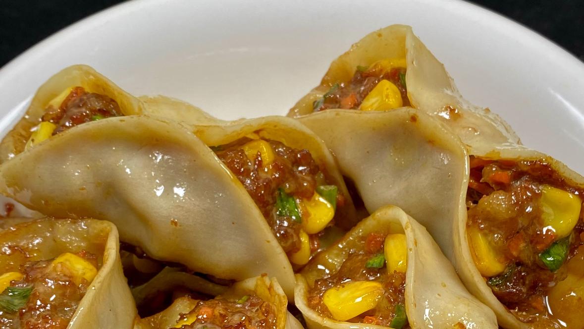 寻常日子里的金黄馈赠，一盘锅贴的酥脆与鲜香