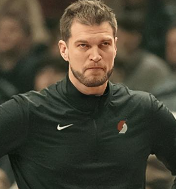 开拓者主教练斯普利特称赞杨瀚森。开拓者大胜篮网的赛后，开拓者主教练斯普利特是称赞