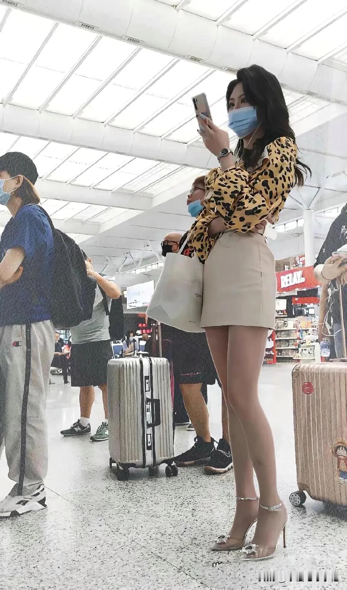 车站偶遇美女， 多出去走走， 美丽的风景永远都在路途中……