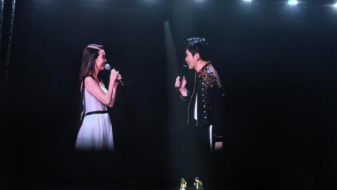 张智霖前女友许秋怡空降演唱会！33年后同唱《片片枫叶情》