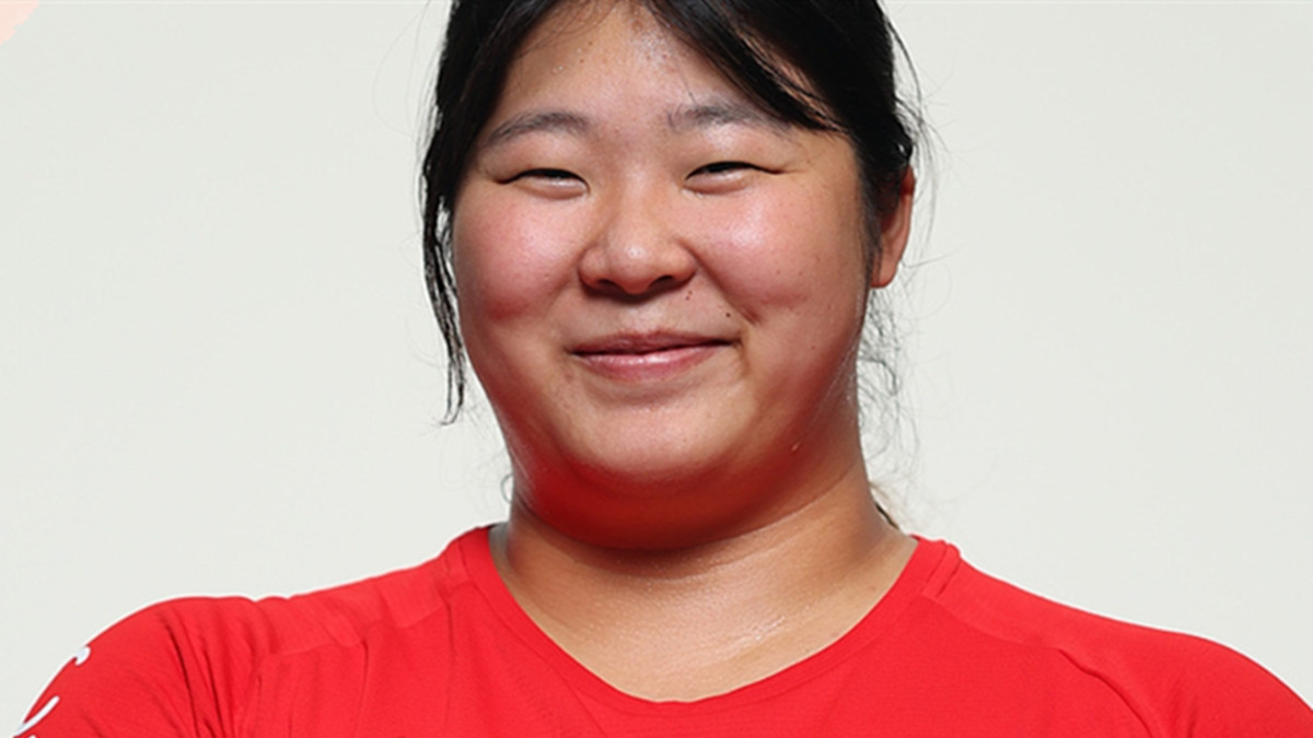 又搞笑、又霸气！严子怡亚运女子标枪夺金，对手比赛，她溜达