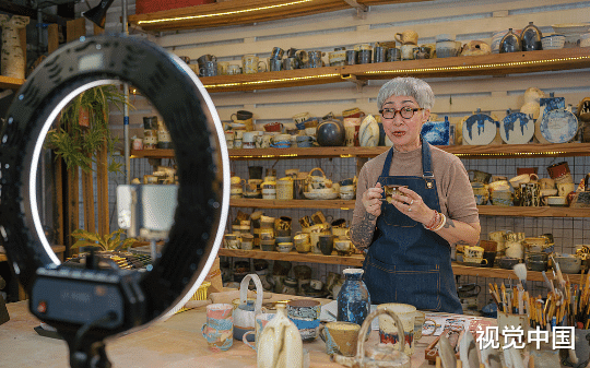 背爱马仕的儿媳为省钱让我生病硬扛，重生以后我一毛钱都不存了