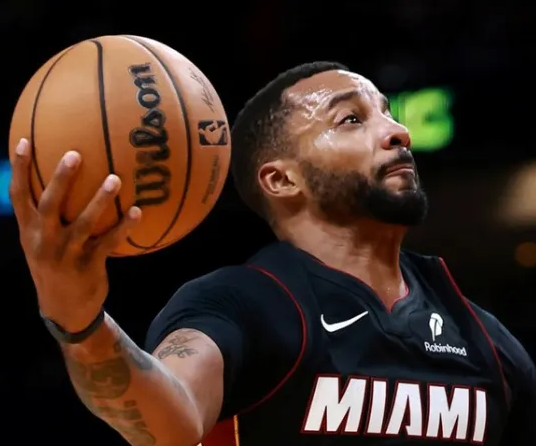 据美记Jake Fischer报道，热火确实有兴趣签回诺曼-鲍威尔。
Jake 