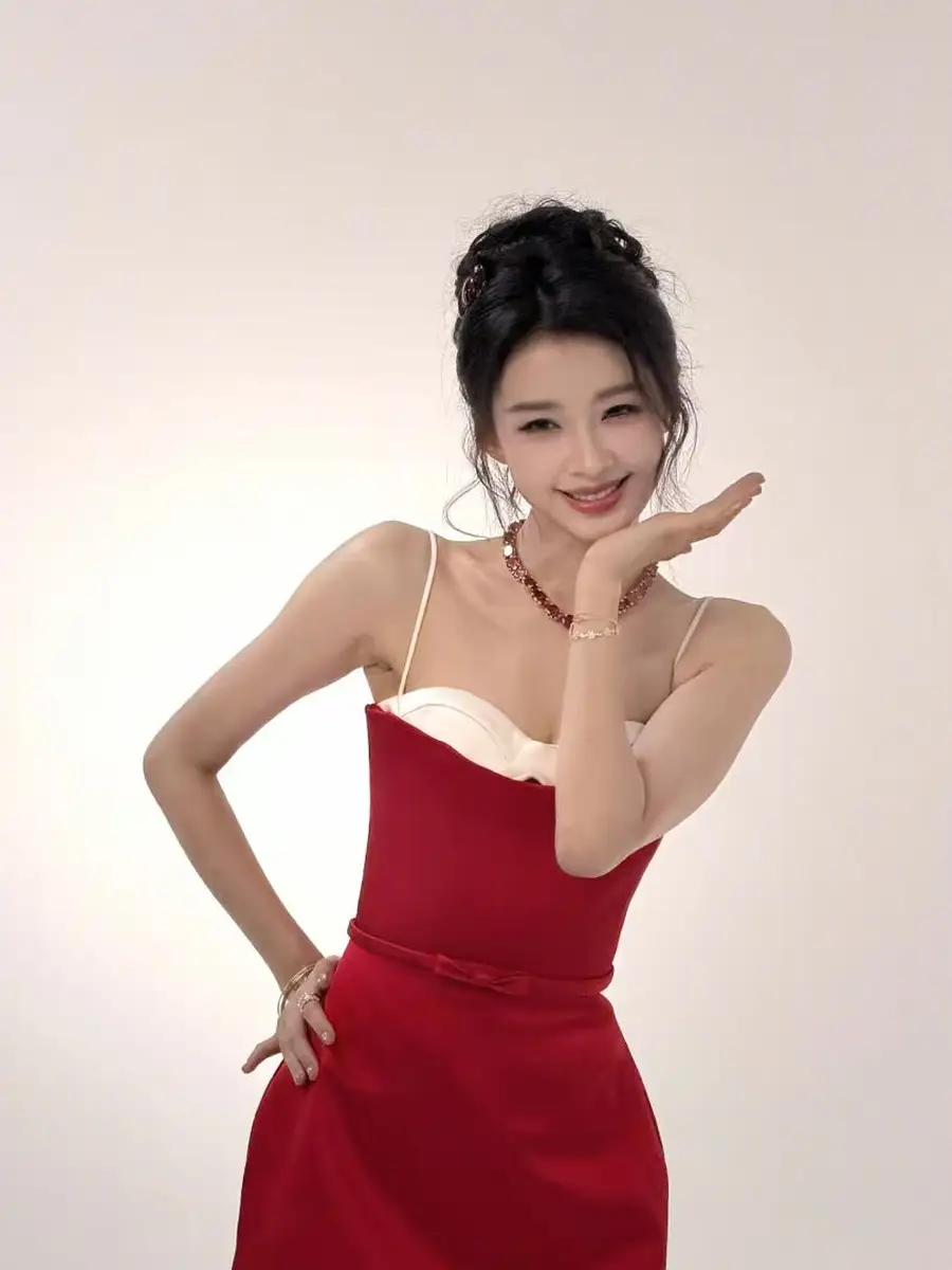 孙怡戴红宝石项链贵气满满 吊带红裙造型甜魅灵动