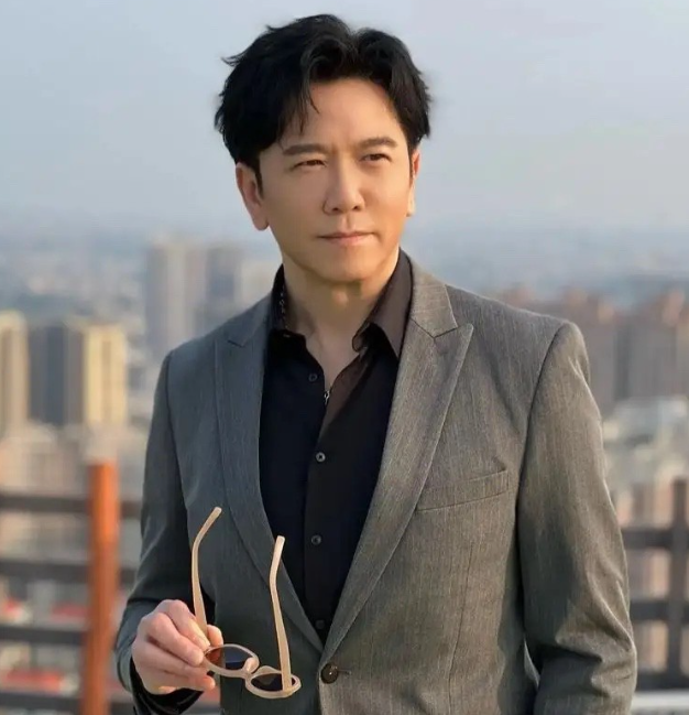 61岁的温兆伦被问为什么不拍戏了，他一句话把所有人整沉默了

“我是个看完风景正