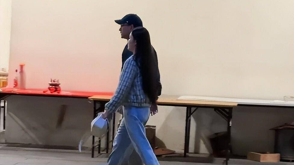 52岁刘恺威高调牵手圈外女友！