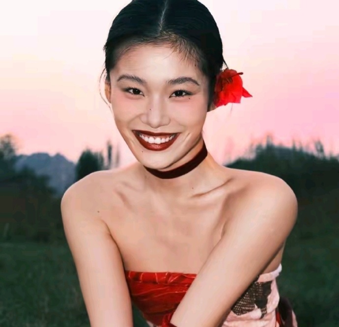 千万网红氧化菊衣服都是自己做的
不得不说他真的身材好又有好手艺
长的有辨识度 天