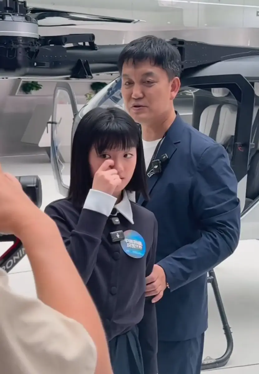 李锐阿拉蕾时隔十年再同框 牵手拥抱互动温馨