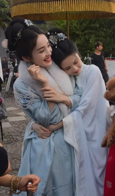 把红配绿都穿的如此美的女明星真的好少吧，宋祖儿真的可以多尝试港风造型，太有八九十