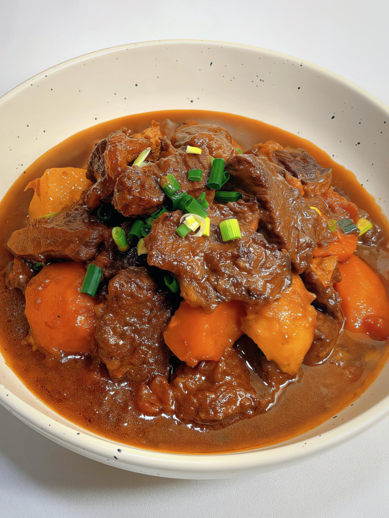 番茄烧牛腩｜糯叽叽超入味，汤汁拌米饭炫三碗
谁懂啊！这道番茄烧牛腩真的太下饭了，