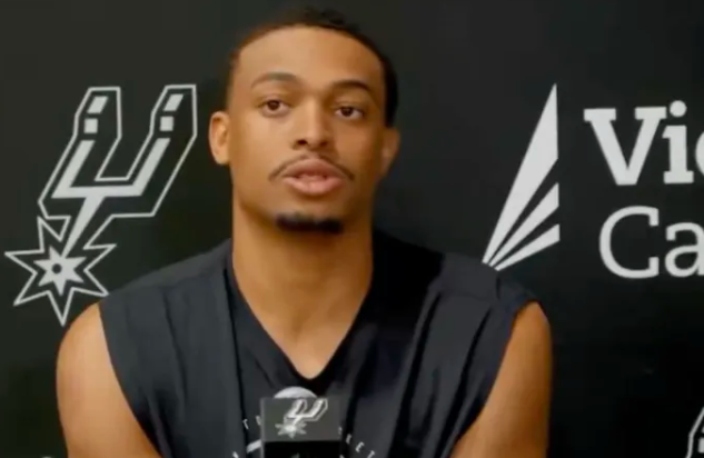 NBA季后赛，马刺将对阵开拓者。
马刺球员凯尔登-约翰逊接受了记者采访，谈到了被