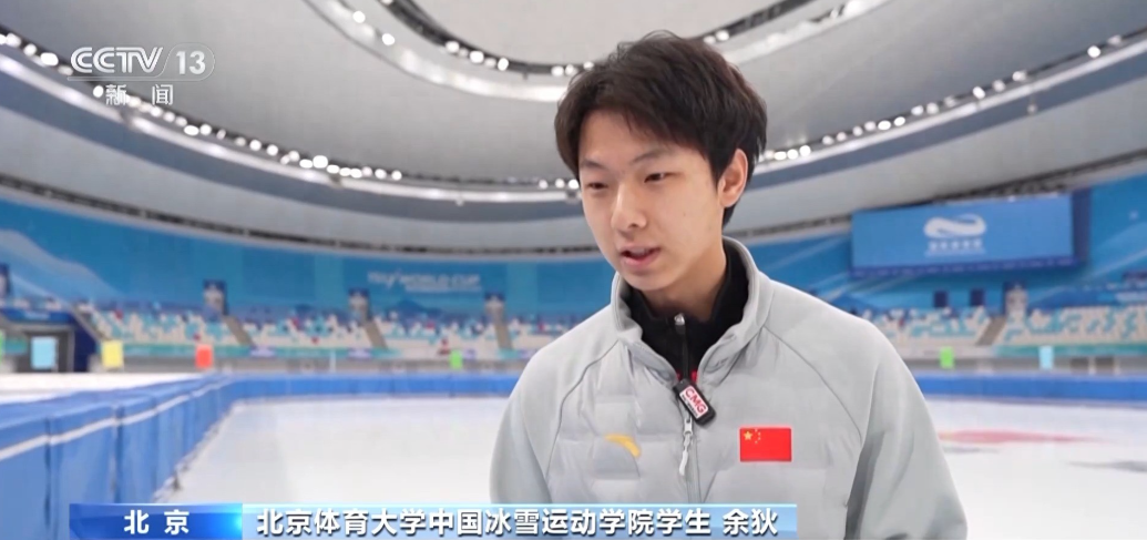 短道速滑运动员在比赛中要用深度前倾的姿势滑行，在弯道中要用手摸着冰。短道速滑的滑