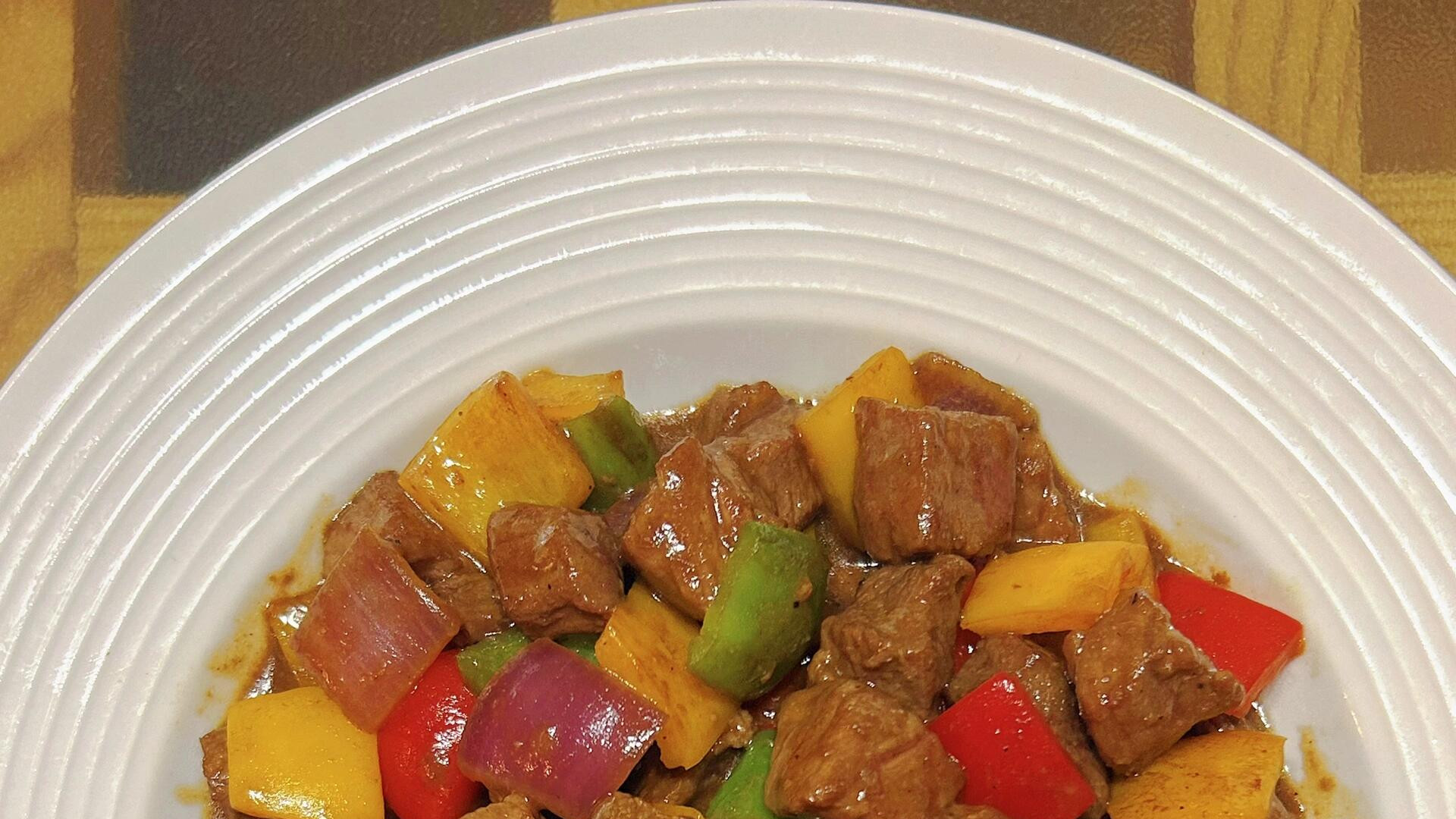 菠萝牛肉粒：酸甜开胃的夏日限定美味！