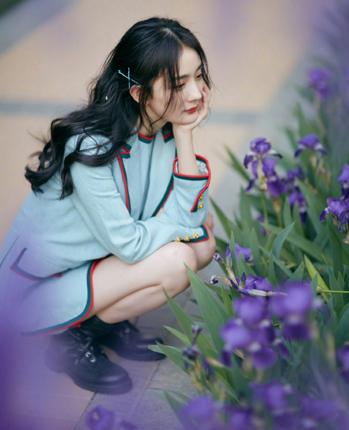 杨幂蓝调女神驾到！谁能拒绝杨幂的笑？