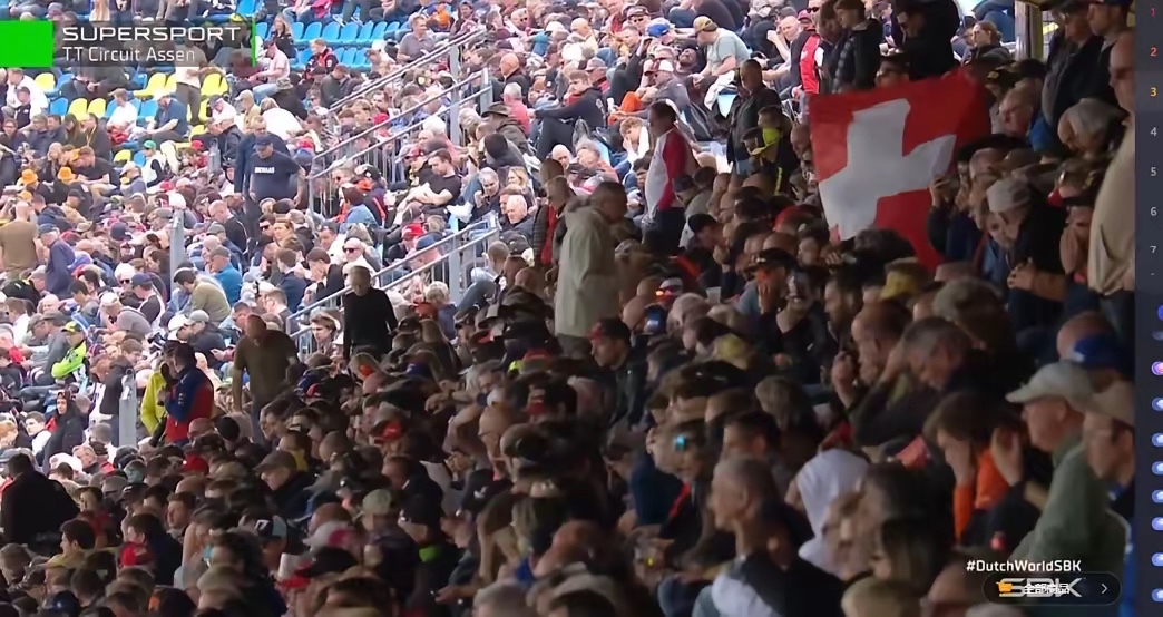 本来可以跑第一，
为何最后却跑了个第四名？
张雪机车53号，前面一直领跑，拉开后