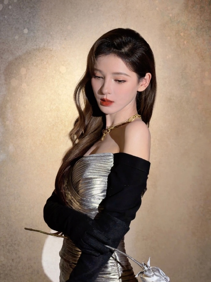 张予曦的这一身妆造，真的是美神降临，超迷人的！