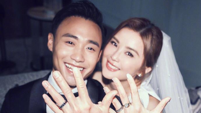 蔡卓妍官宣结婚！44岁嫁小11岁健身教练，阿娇25年深情祝福看哭全网