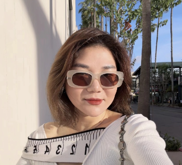 杨天真更新了一个动态
一个举动和一幅画，足以证明她的野心和狠心，她晒出自己坐着电