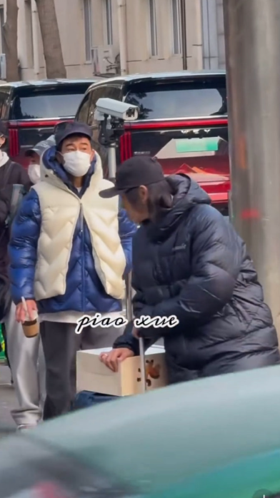 老爱豆又去联排了，下班看到大家还谦虚地打招呼，状态看起来挺不错的，期待今年的舞台