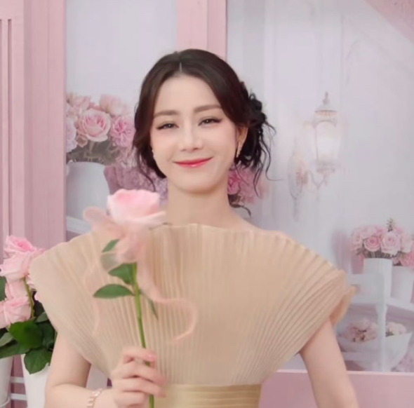 迪丽热巴身穿春夏高定裸粉百褶裙装亮相
搭配香槟腰封与粉玫瑰，心情大好，状态极佳，