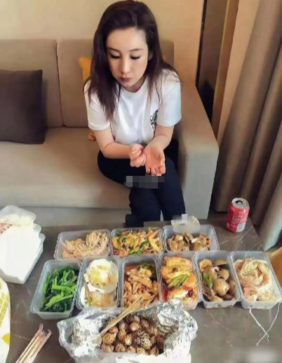 秦海璐这顿饭估计顶我10天工资了吧 ​​​