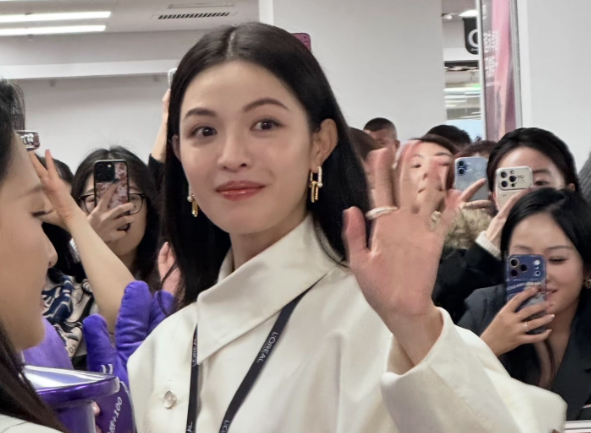 钟楚曦状态怎么会这么好
就总是光彩照人
虽然很瘦，但是一副姨妈很充足的样子
按理