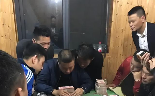 男友把我的救命钱拿去赌博，输光后，他还笑着说：人死钱还在…