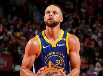 前NBA球员罗伯特-霍里在一档播客节目中谈到了斯蒂芬-库里。
霍里表示：“我认为