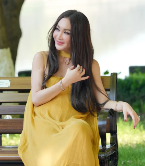 温碧霞和老公一起现身海边度假，她这次搭配了一件红色的裙子，看上去艳丽又迷人

温