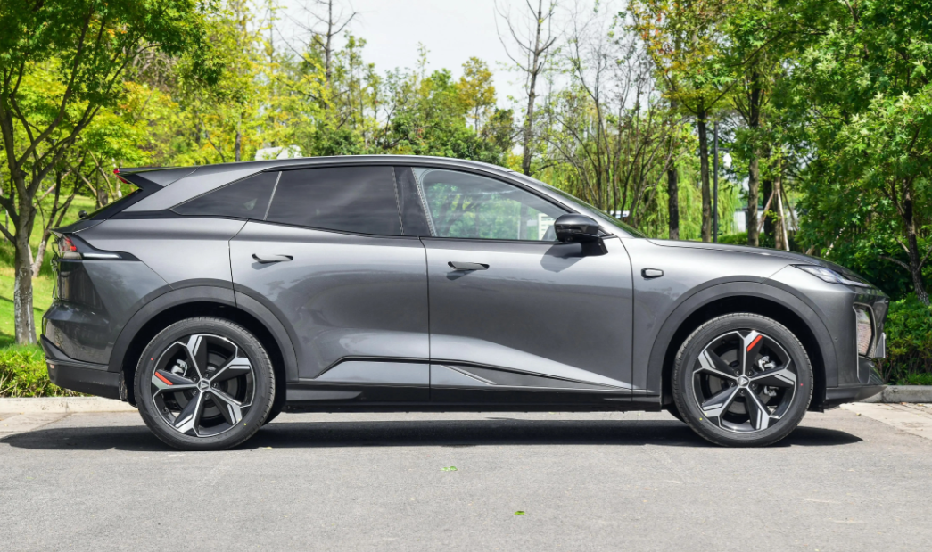 快充‌技术是其核心亮点之一，
显著提升了补能效率，
尤其适合日常通勤和长途出行使