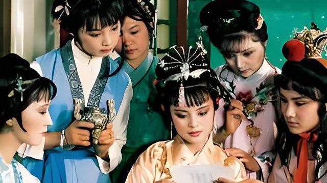 什么叫刻在骨子里的教养？看看宝玉黛玉这两处细节，你就明白了