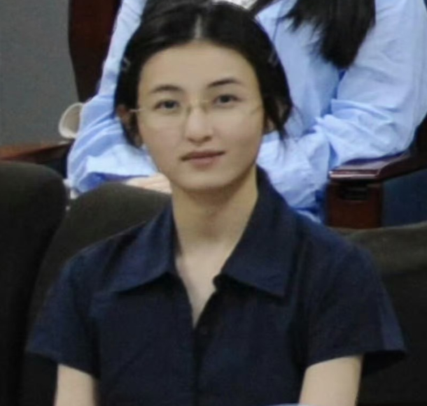张子枫身份引发热议，原因是一张北影22级毕业班合影曝光，她并非本班学生，且落座第