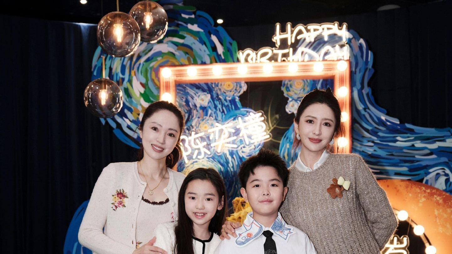 董璇晒十年前抱娃旧照为朵朵庆生，一句"祝我们"让网友破防：这才是娱乐圈真闺蜜