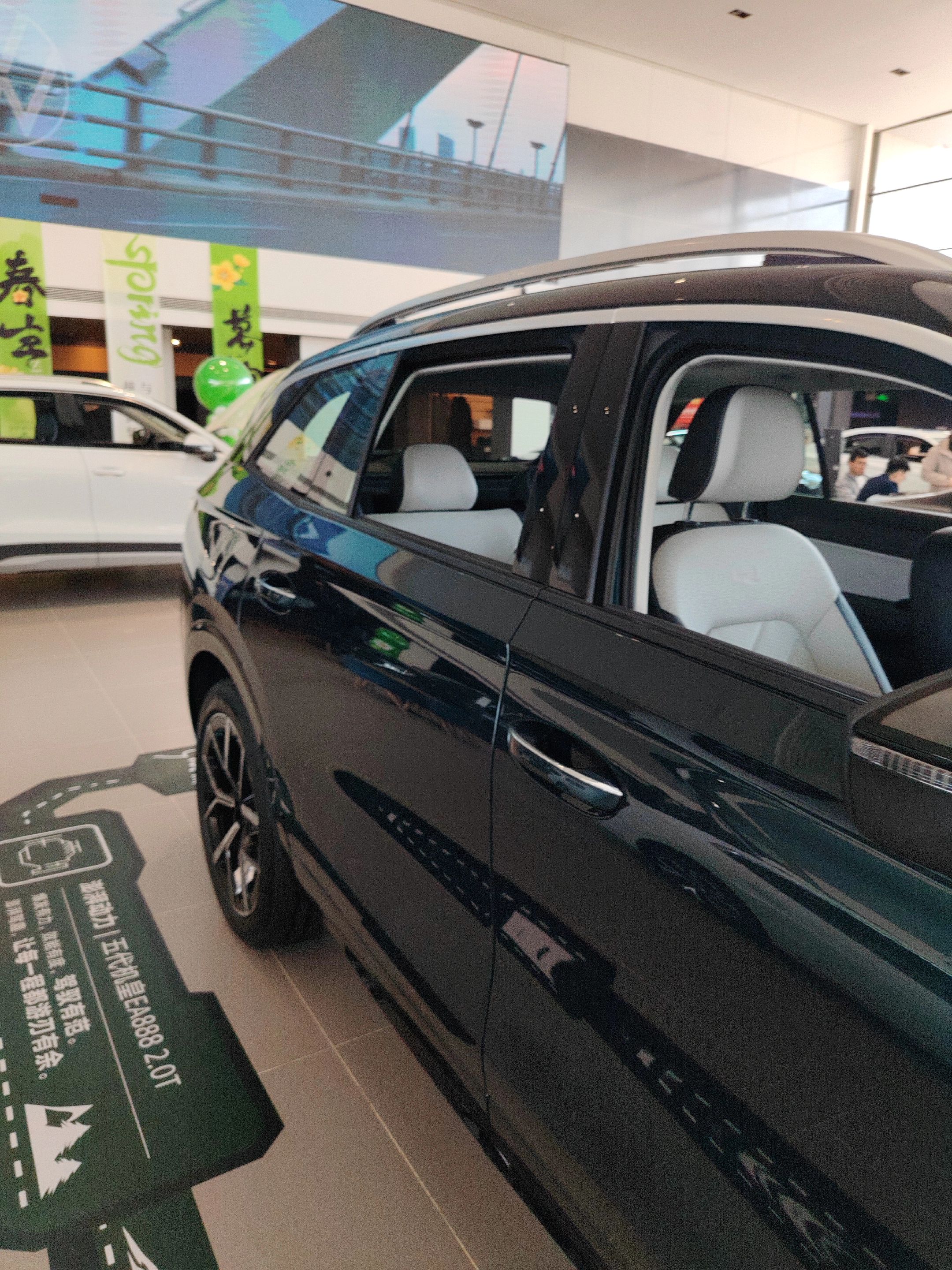 踏入一汽-大众展厅，全新揽巡一登场便凭借大气舒展的身姿，成为全场视觉焦点，这款焕