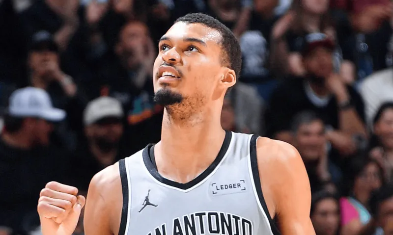 如果文班亚马三年级赛季末定榜mvp第二的话，也是个历史级记录了吧，很少有人做到