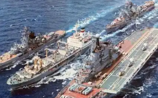 印度防长叫嚣中国航母落后几十年，军事专家直接回怼：印度新造的航母怎么20年了还没下水？