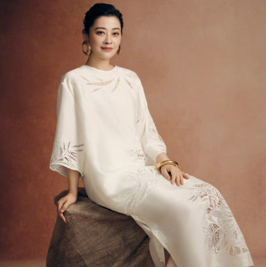 梅婷近照好美呀，尤其是穿搭美得让人尖叫
不过有朋友说，美中不足的是她脚上穿的鞋子