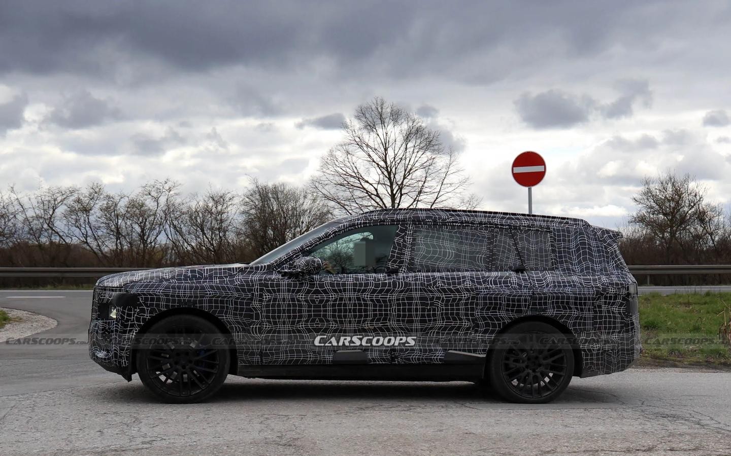 宝马iX7来了，不是纯电革命，是豪华SUV的稳扎稳打。