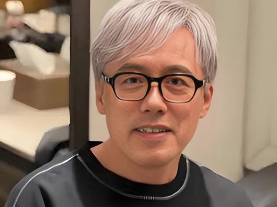 歌手张宇冲上了热搜
原因是戴军曝出猛料，张宇好心办了坏事，把人家婚礼弄得尴尬了，